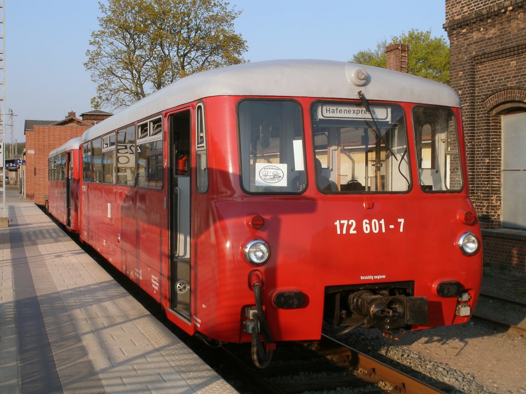 In der Abendsonne,vom 26.April 2011,stand in Bergen/Rgen die Neustrelitzer Ferkeltaxe 172 601,die wieder planmig zwischen Bergen/Rgen und Lauterbach Mole fhrt.