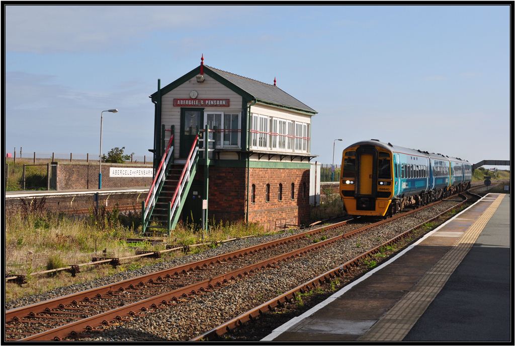 In Abergele & Pensarn brausen 158 840 und 158 837 ohne Halt am schnen Stellwerk vorbei. (07.09.2012)