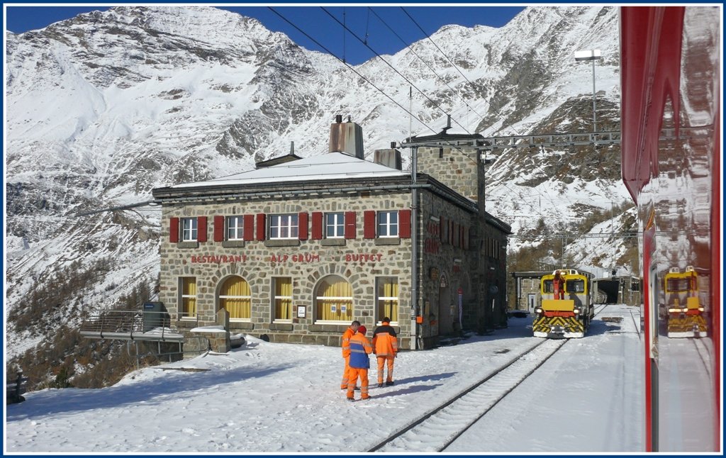 In Alp Grm berholen wir den Dienstzug mit dem Tm 2/2 98. Das Ristorante Albergo hat Betriebsferien bis 12.12.2009, womit kaum Reisende anzutreffen sind, die hier aussteigen. (11.11.2009)