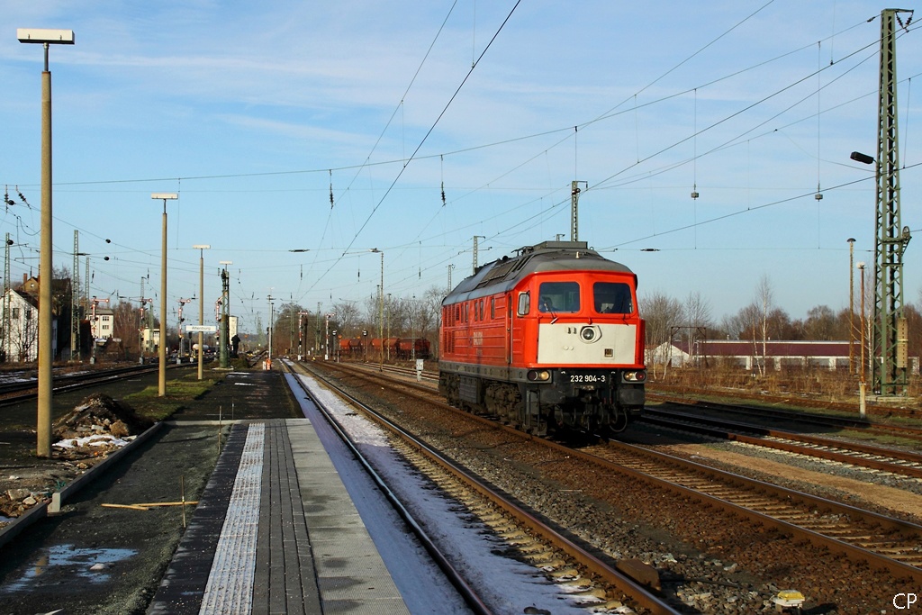 In Altenburg umfhrt 232 904-3 ihren RE, um diesen wieder Richtung Erfurt zu ziehen. (8.1.2011)