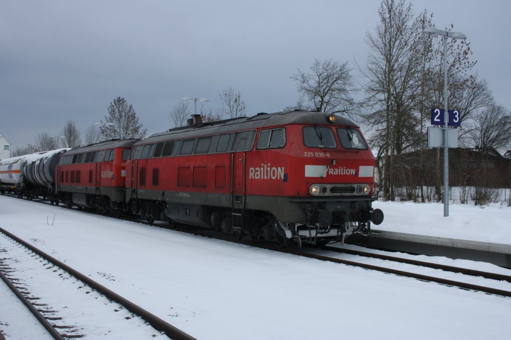 In Alttting warteten 2 225er mit ihrem Kesselzug auf  Grnlicht  Richtung Mhldorf. Datum war ebenfalls der 03.01.11