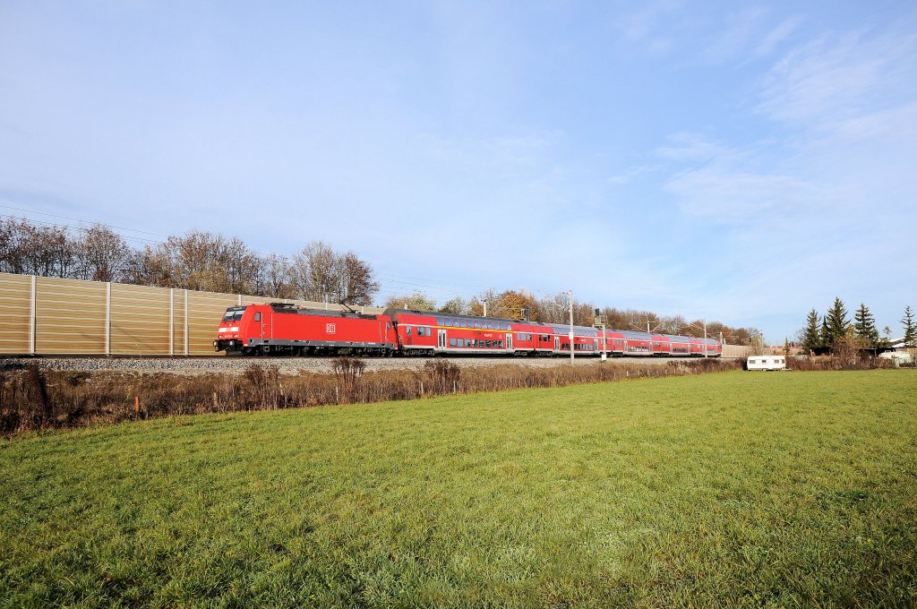 In anderen Gegenden eine Landplage, in Mnchen selten, zum Fpl-Wechsel wieder weg: 146 245 am 14.11.09 mit RE 30455 Nrnberg-Mnchen bei Dachau km 16,1