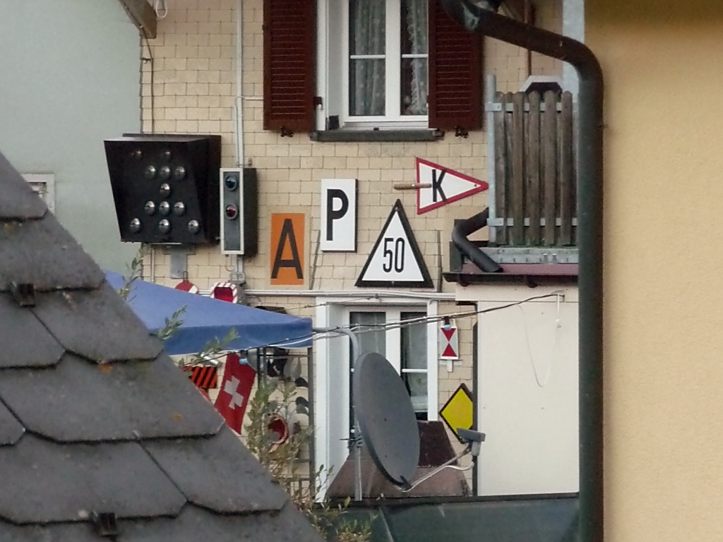 In Andermatt lebt mindestens ein groer Bahn-Fan, wie ein Blick aus dem Hotel-Zimmer zeigt (3.10.11)