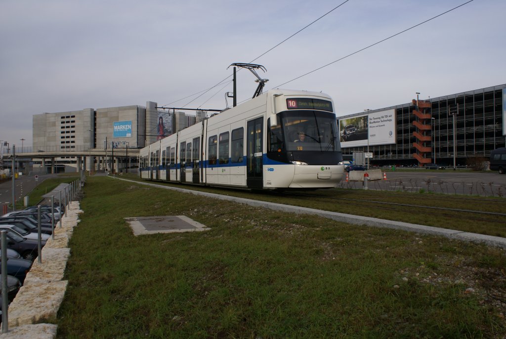 In den Anfngen der Glattalbahn traf man hufig auch noch blaue Cobras der VBZ an. Rund ein Jahr spter sieht man nur noch weisse Cobras wie hier den Be 5/6 3068.