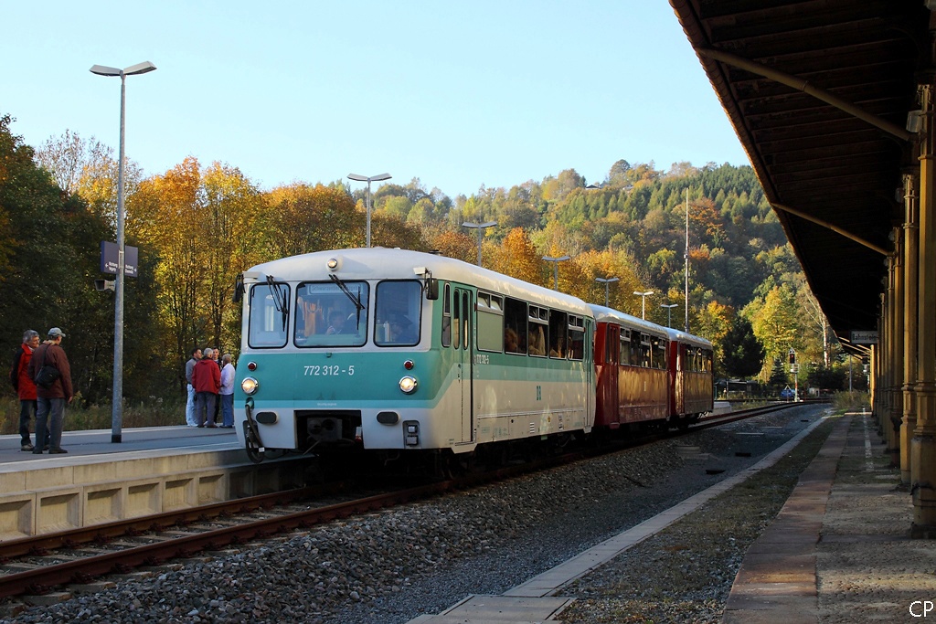 In Annaberg-Buchholz unterer Bf stehen 772 312-5 und zwei weitere Ferkeltaxen zur Fahrt nach Schwarzenberg bereit. (10.10.2010)