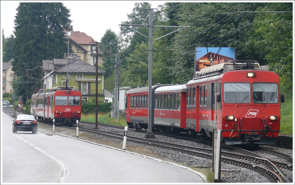 In der Ausweichstelle Liebegg am Stadtrand von St.Gallen kreuzen sich BDeh 4/4 12 und 13. (28.07.2010)