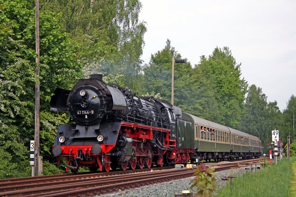 In Bad Brambach habe ich den Zug dann nochmal erwischt, dann sogar mit etwas Sonne: 41 1144 mit DPE95987 Gera - Eger am 21.5.011 in Bad Brambach, unterwegs zum 950-jhrigen Stadtjubilum der Stadt Eger/Cheb.