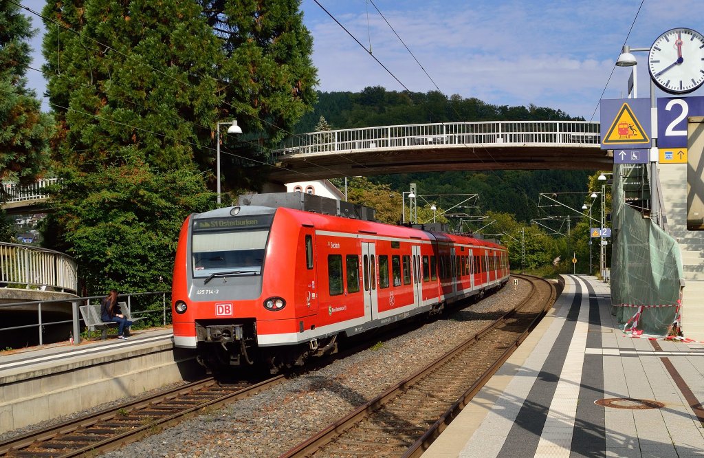 In den Bahnhof Neckargerach ist so gerade die S1 nach Osterburken ein gefahren.  Nach wenigen Sekunden des Haltens, fhrt der von 425 714-3 mit dem 425 233-4 gebildete Zug weiter nach Binau. Sonntag 23.9.2012