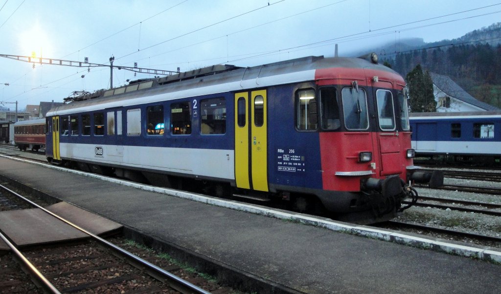 In Balsthal wartet am Abend des 13.11.12 der RBe 4/4 206 der Oebb auf neue Aufgaben.