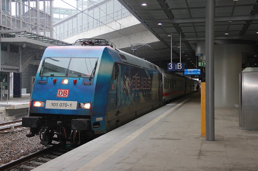 In Berlin Sdkreuz steht  die 101 070-1  Adler Mannheim  am 30. Januar  2011 bereit zur Weiterfahrt nach Krakow Glowny mit dem  EC 249