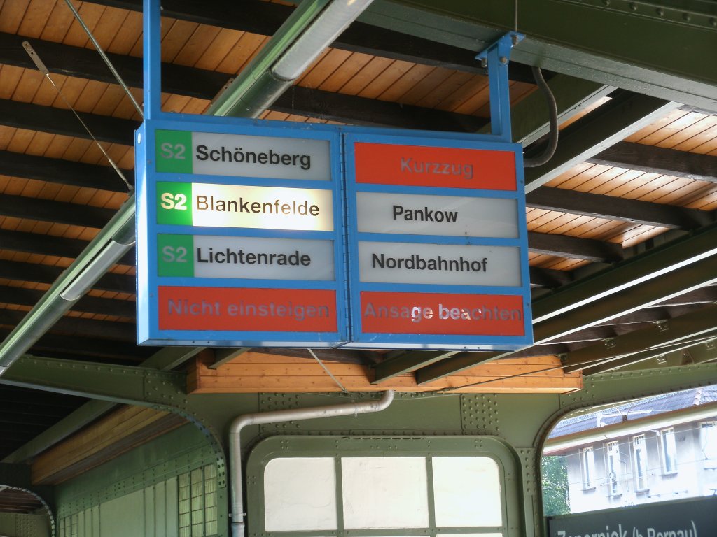 In Berlin Zepernick gibt es diesen Zugzielanzeiger fr die S-Bahn.Aufnahme vom 12.Juni 2011.