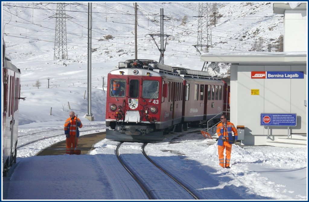 In Bernina Lagalb kreuzen wir den R1633 nach Tirano mit ABe 4/4 II 43 und 47. Das Zwischenperron wird nochmals schwarz gerumt. (11.11.2009)