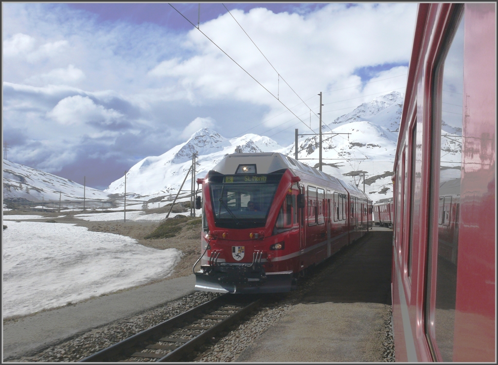In Bernina Lagalb kreuzt uns der R1632 nach St.Moritz. (20.05.2010)