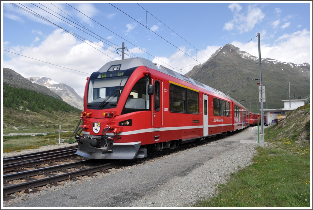 In Bernina Lagalb verlasse ich den R1621 mit dem ABe 8/12 3501, um zu Fuss nach Ospizio Bernina zu gelangen. Im Hintergrund grsst der 3165m hohe Piz Albris. (21.06.2012)