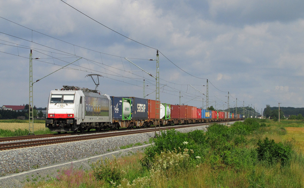 In Beyern berraschte uns um 9:32 Uhr die E 186 240  The Power of TRAXX  mit einem Containerzug. Sie fuhr Richtung Falkenberg(E). 01.07.2011
