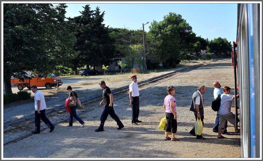 In Bibinje, einem Vorort von Zadar gleicht sich die sprliche Reiseschar wieder aus. Drei steigen aus, drei steigen zu. (01.07.2013)