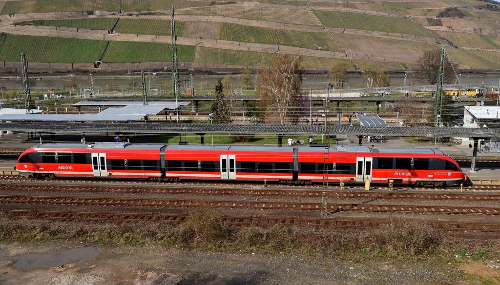 In Bingen am Bahnsteig steht der 643 021-8 Rammelsbach bereit zur Abfahrt in Richtung Kaiserlautern. 14.4.2013