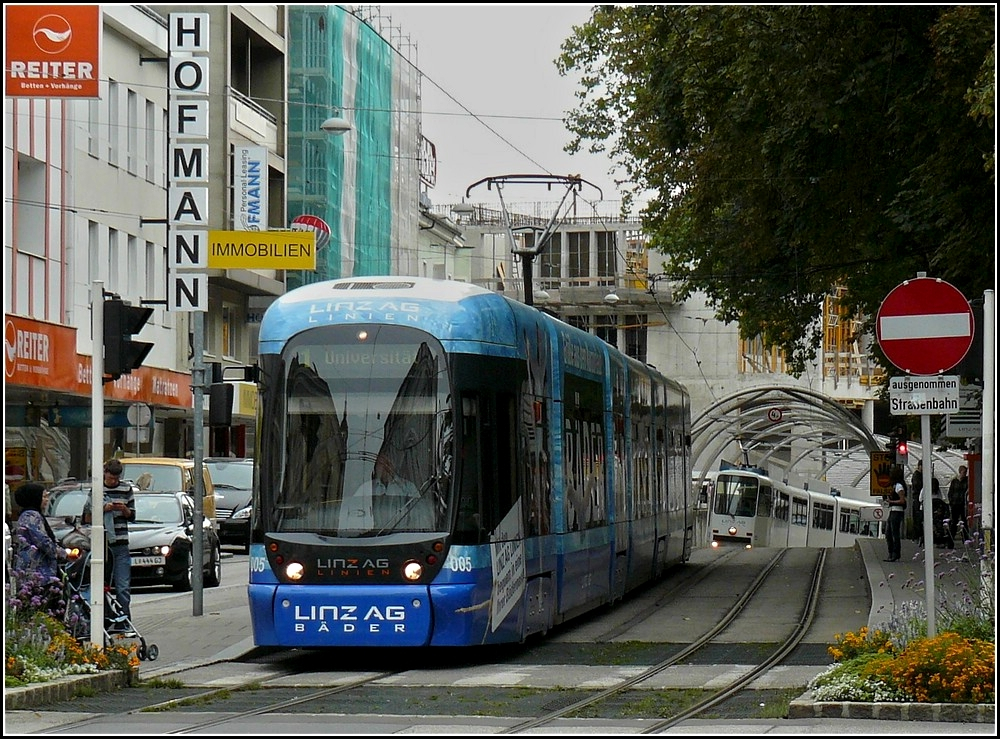 In der Blumauerstrae in Linz kommen die Straenbahnen reihenweise aus der Unterfhrung wieder ans Tageslicht. 14.09.2010 (Hans) 