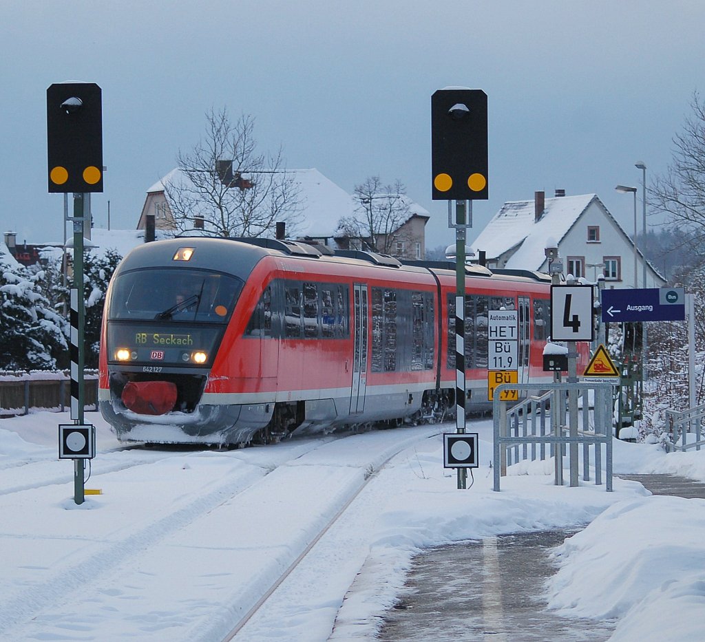 In Buchen(Odenwald) fhrt gerade 642 127 als RB 33639 (17:06), Miltenberg - Seckach, in den Bahnhof ein. 01.02.2010
