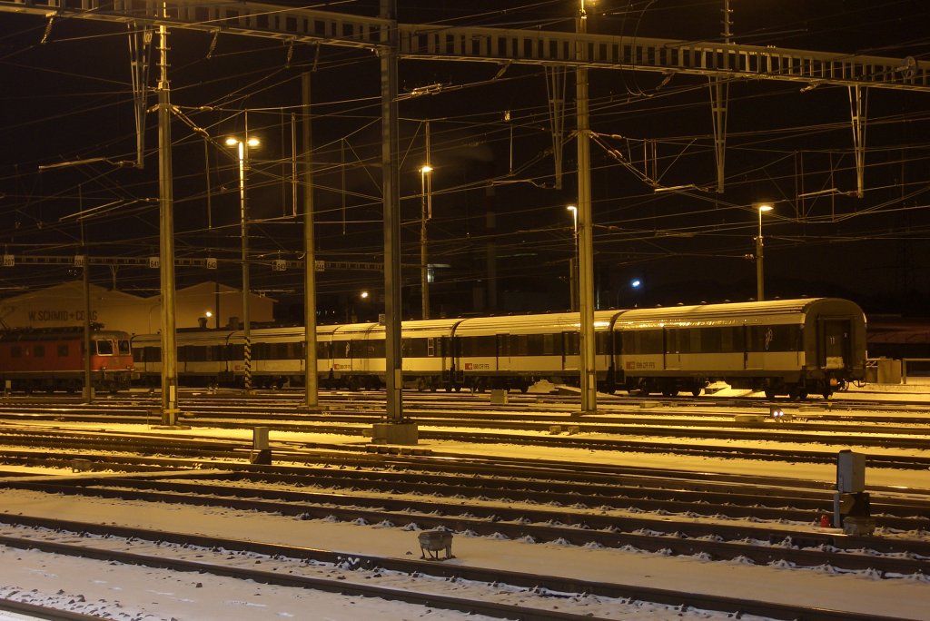 In Buchs standen am Abend des 20.12.09 (fraglicherweise?) sechs MC 76 - Gepckwagen. Vermutlich deswegen, weil mittlerweile auf dem Rheintalexpress die EW IV A mit Railvox auch Einzug halten.