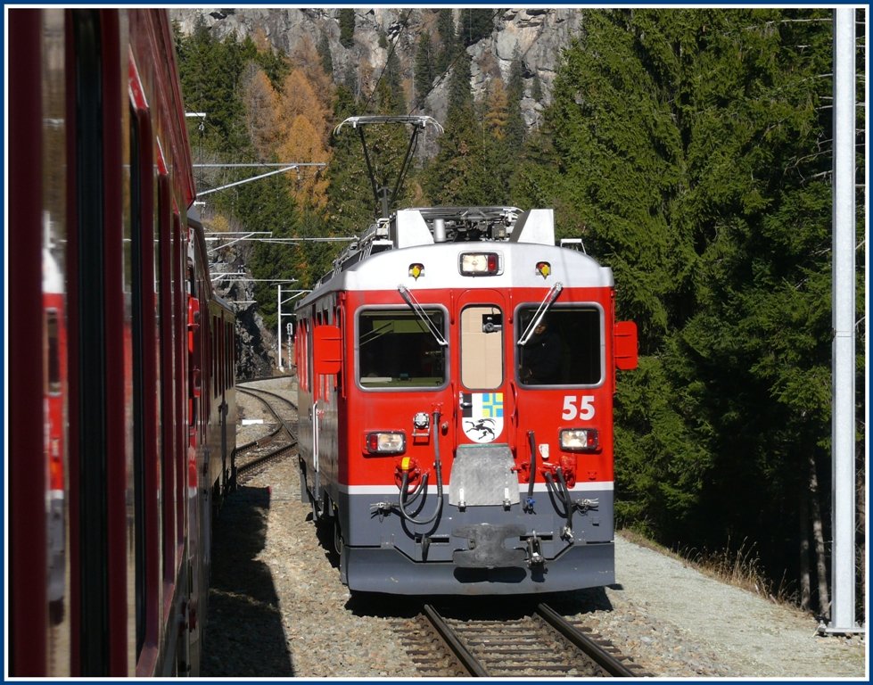 In Cadera kommt uns ABe 4/4 III 55  Diavolezza  entgegen. Zuerst dachte ich mit einer defekten Frontscheibe auf dem Weg ins Depot Poschiavo. Erst zu Hause auf dem Bildschirm entdeckte ich die Kameralinse rechts oben im ausgeschnittenen Teil des Kartons. So habe ich dem Filmteam vermutlich die Aufnahme vermasselt, sorry.(11.11.2009)