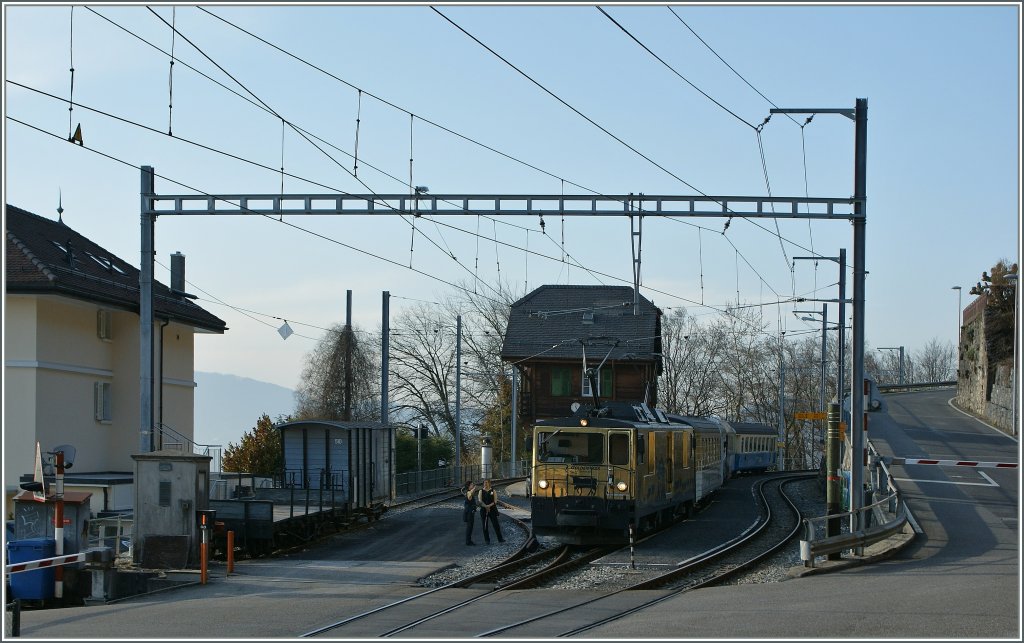 In Chamby wartet der Regionalzug 2225 mit der GDe 4/4 6003 auf die Kreuzung mit dem Gegenzug. 
21. März 2012