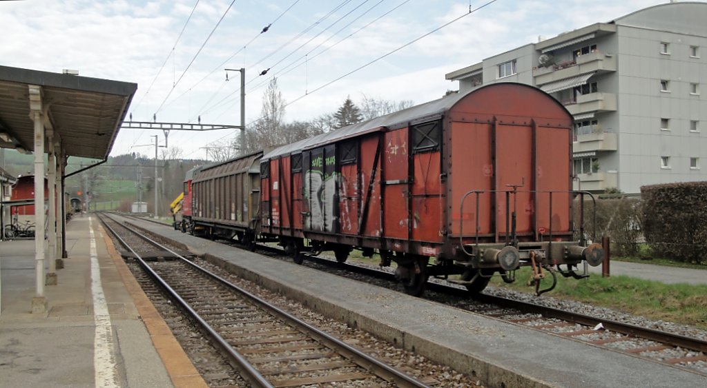 In Chtillens wartet am 07.04.2010 ein Nahverkehrs-Gterzug auf seine Weiterfahrt. Der 2-Wagen-GZ bestehend aus einem Hbbillns, dem Gbs 928-1 und dem Tm 234 053-7 lsst zuerst die S-Bahnen die Strecke passieren. Chtillens ist einer der vielen Bedienpunkte von SBB Cargo und beherbergt ein tglich-gebrauchtes Schalterstellwerk.