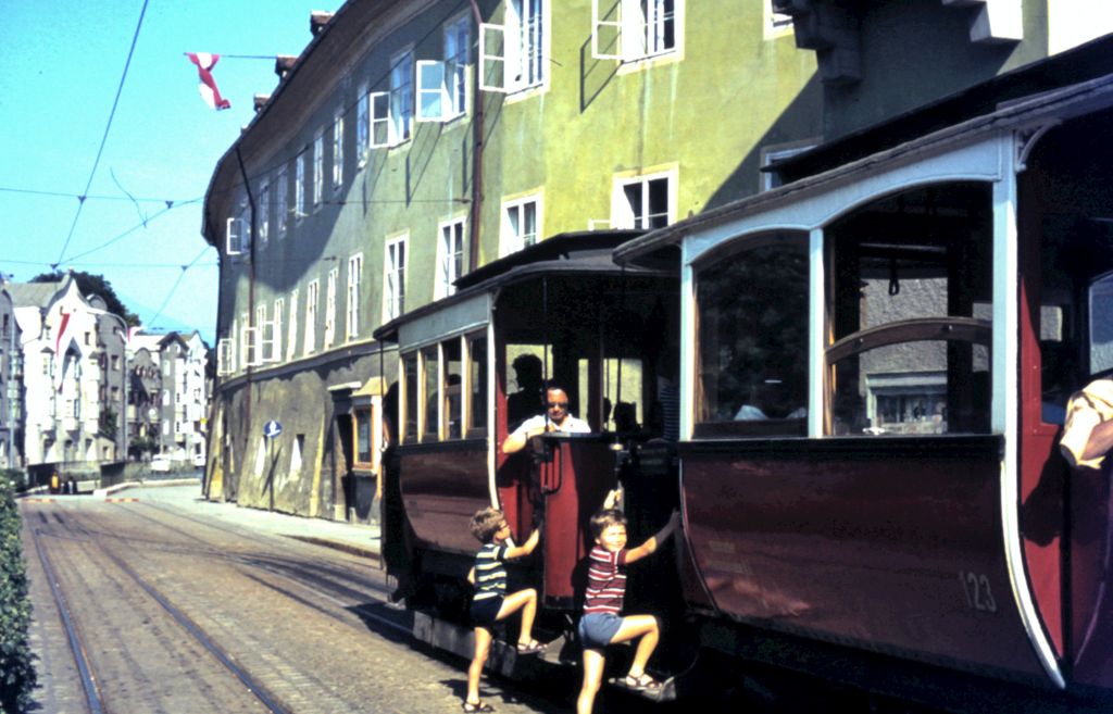 In Color die Haller linie 4, mein Bruder und Ich steigen ein, dieser linie 4 von Sollbad Hall nach Innsbruck gibst heut nicht mehr, aufnahme ist mit Practica und Kodak Film, Hall anno 1970 CopyRight MarcovanGalen.