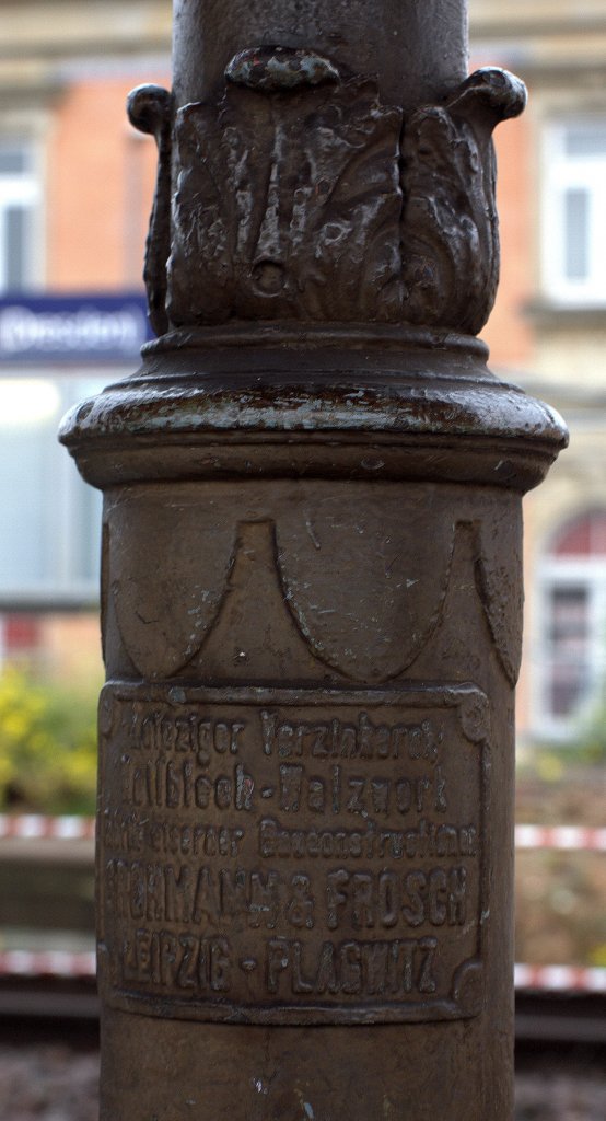 In Coswig (Dresden) finden sich noch 2 gueiserne Sulen, die die Bahnsteigberdachung tragen.
Am 11.11.2012 gegen 11:40 Uhr entdeckte der Fotograf auf  einer dieses Relief.