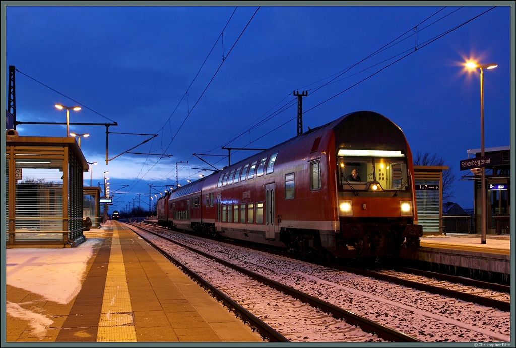 In der D�mmerung wartet RB 28897 nach Cottbus in Falkenberg auf Fahrg�ste. (12.1.2013)