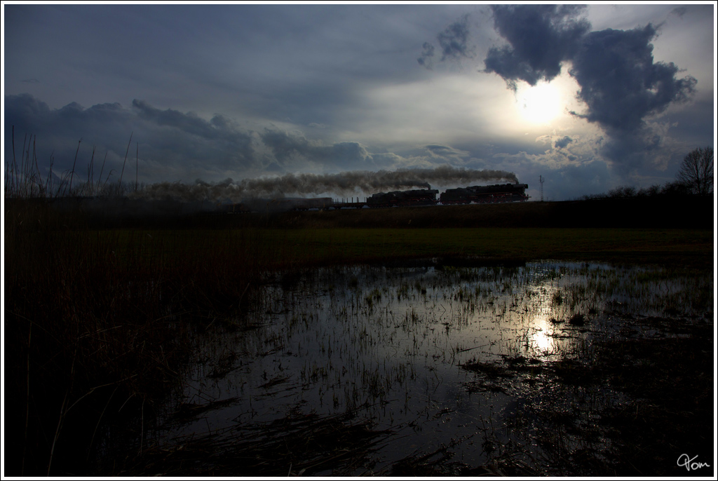 In der Dmmerung ziehen die beiden Jumbos, 44 2546 & 44 1486 einen schweren Gterzug von Immelborn nach Eisenach.  
Unterrohn 11.04.2013