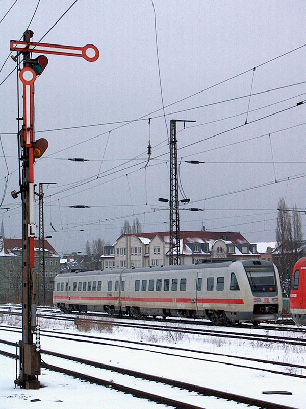 In der damaligen Farbgebung Fernverkehrsvariante (Mogelpackung) 612 992 in Dresden-Neustadt, 26.02.2005
