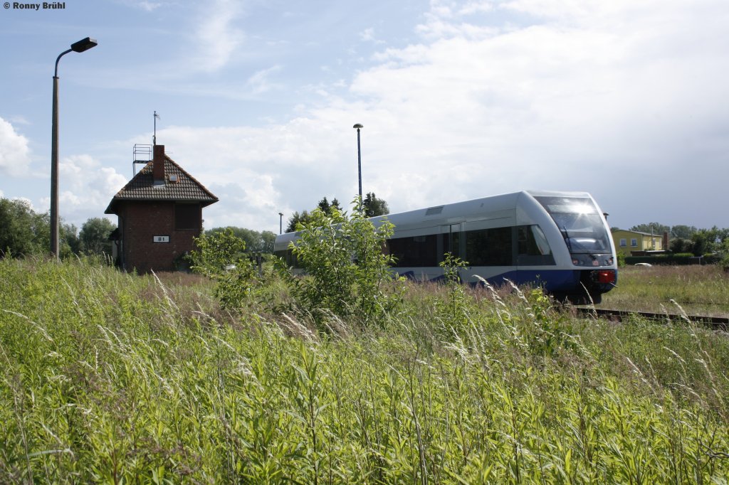 In dem Bahngelnde, was frei zugngig ist, konnte ich am 16.07.2012 einen Triebzug der BR 646 der UBB fotografieren! Links ist das alte Stellwerk 1 vom Barther Bahnhof zu sehen, links von diesem, zweigten einst die Normalspurstrecke zum Hafen ab, sowohl die Schmalspurbahn nach Stralsund bzw. nach Ribnitz-Dammgarten.