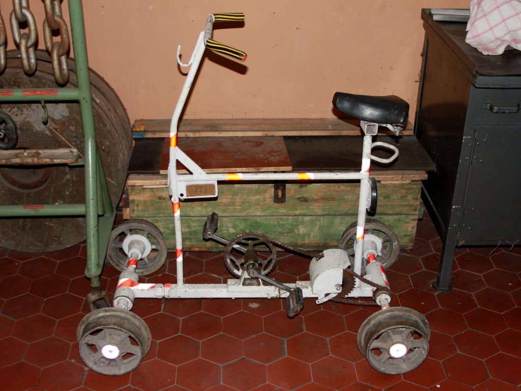 In dem Museum der Grube Adolf in Merkstein bei Aachen, das in dem alten F�rdermaschinenhaus untergebracht ist steht diese Fahrraddraisine. Die Bergleute benutzten diese Draisine unter Tage. (09.09.2011)