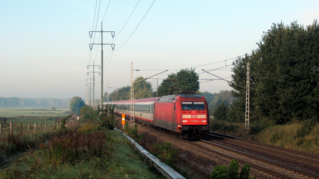 In Diedersdorf schaltete dann wenig spter jemand die Sonne aus und somit ging ein nicht mehr sonderlich sonniges Bild von 101 046-1 mit ihrem EC Richtung Budapest.