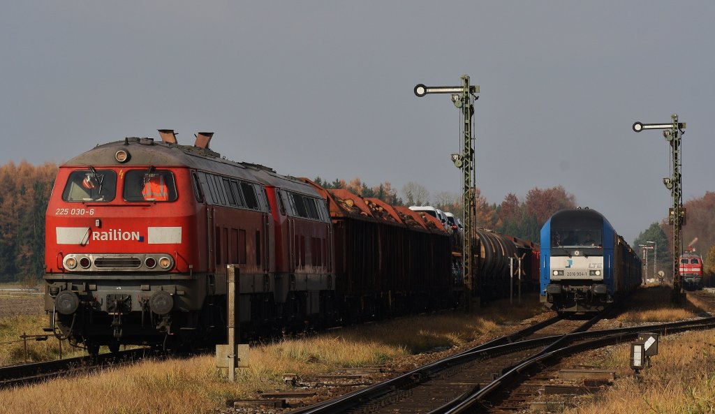 In diesem Bild sieht man Die zwei 225 schwestern und 2016 904 -1 der LTE am 03.2010 in Tssling.
