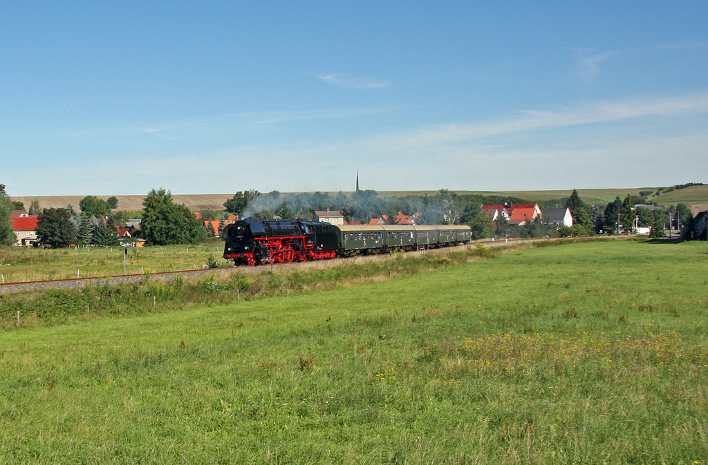 In diesem Jahr bespannte 01 509 den Heizhausexpress des SEM Chemnitz. Bei bestem Fotowetter durchfhrt der Zug am 20.08.2010 Grostbnitz.