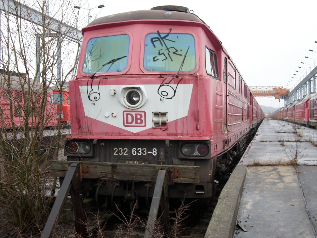 In diesem Jahr steht 232 633(ex Bh Rostock Seehafen),zusammen mit anderen Ludmilas,seit gut sechs Jahren in Mukran unn�tzig herum.So auch am 24.Januar 2009.Zum Verschrotten zu Schade,verkaufen tut sich die Bahn schwer,dann lieber unn�tzig rumstehen.