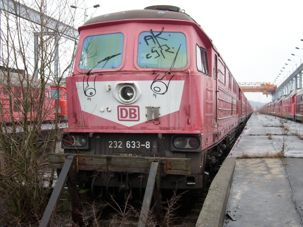 In diesem Jahr steht 232 633(ex Bh Rostock Seehafen),zusammen mit anderen Ludmilas,seit gut sechs Jahren in Mukran unntzig herum.So auch am 24.Januar 2009.Zum Verschrotten zu Schade,verkaufen tut sich die Bahn schwer,dann lieber unntzig rumstehen.