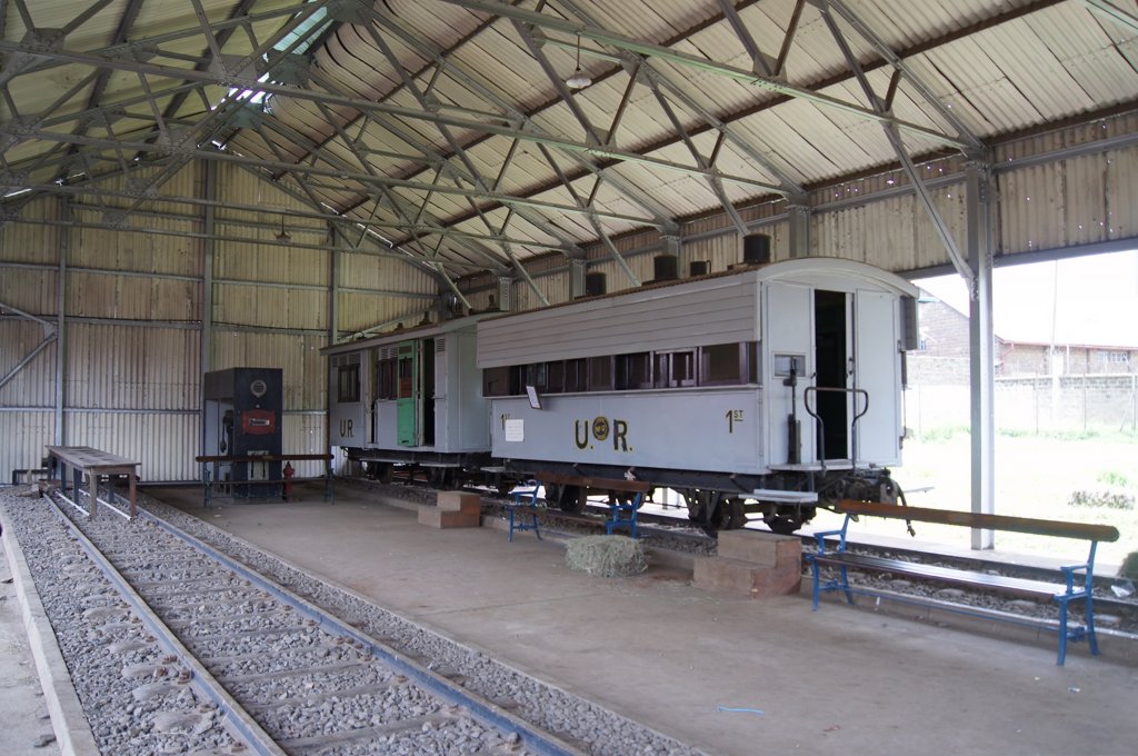 In diesem Personenwagen legte sich beim Bau der Eisenbahn ein Englnder auf die Lauer um einen der Man-Eating Lions zu erschieen. Leider schlief der Englnder ein und fiel selbst dem Lwen zum Opfer.Eisenbahnmuseum Nairobi, 2.6.2012.