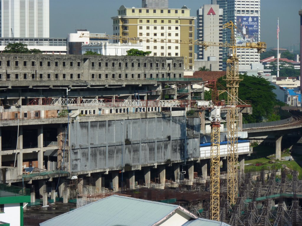 In diesem sch�nen Geb�ude befindet sich die Station Plaza Rakyat der Ampang Line und Sri Petaling Line. Aufgenommen am 17.4.2011.