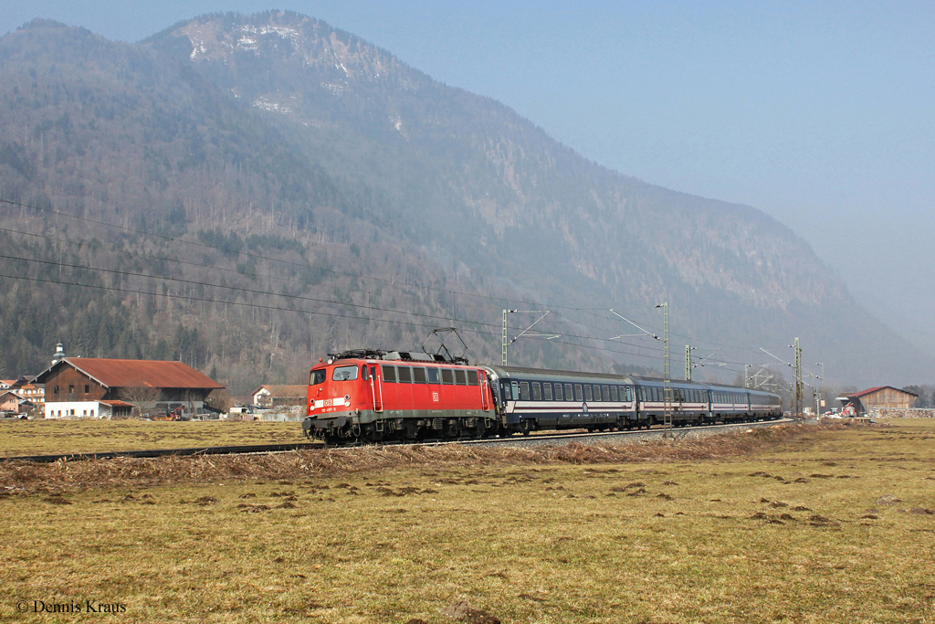 In diesen Tagen wurde 110 497 beim Bender verschrottet. Am 05.03.2011 hatte sie dagegen noch die Aufgabe, den DZ 13421 und damit viele Skifahrer zu den Skigebieten in sterreich zu bringen. Aufgenommen bei Niederaudorf.