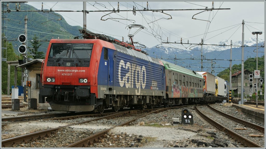 In Domodossola kam ich dann, nicht ganz berraschend, doch noch zu einem Re 474 Bild: Die SBB Re 474 017 erreicht, sehr langsam fahrend, den Grenzbahnhof Domodossola. 22. Mai 2013