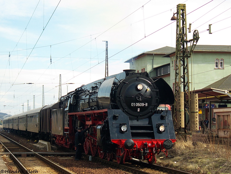 In der Domstadt Naumburg wurden die Wasservorrte fr den Schlusssport (im wahrsten Sinne des Wortes ;))nach Saalfeld aufgefllt. Sogar die Sonne zeigte sich als 01 0509-8 am 20.03.2010 vor unzhligen Fotografen posierte. 