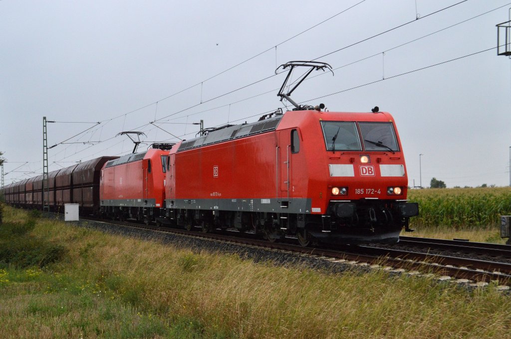 In Doppeltracktion kommen 185 172-4 und 185 170-8 mit einem Erzwagenzug bei Allerheiligen. 14.9.2012