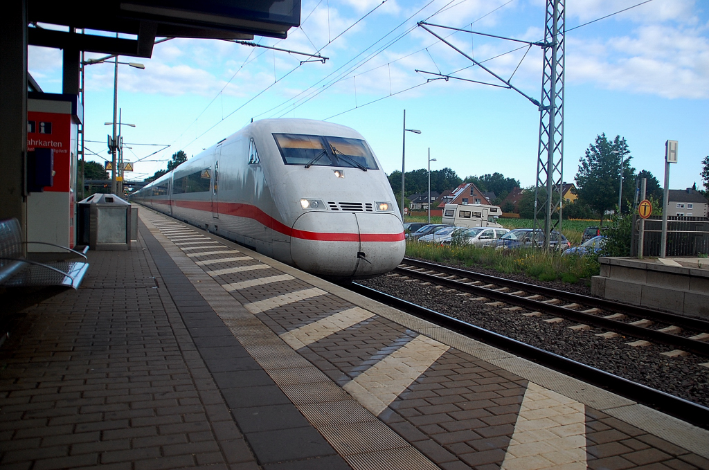 In Doppeltracktion kommen am 23.6.2011 der ICE 402 017-8  Bergen auf R�gen  und der Bruder 402 006-1  Magdeburg  an Gleis 2 des Bahnsteigs in Dedensen-G�mmer vorbei gedonnert in Richtung Hannover Hbf.