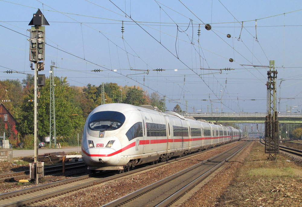 In Doppeltraktion fuhr am 22.10.2011 der ICE 503 von Hannover Hbf nach Karlsruhe Hbf. Hier sieht man den Zug in Graben Neudorf.