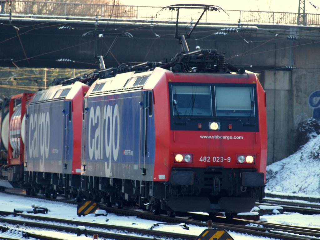 In Doppeltraktion kommen 482 023-9 und 482 031-2 von der SBB Cargo mit einem schweren Gterzug aus Richtung Kln in Aachen West an. Der Zug wird gleich abgehangen und eine Cobra ans Zugende gekoppelt. Die zieht dann den Gterzug ber die Montzenroute nach Belgien.
