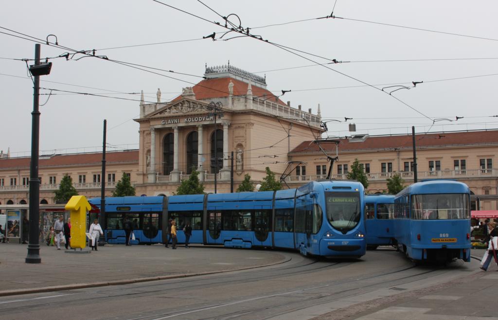 In der Doppelwendeschleife vor dem Hauptbahnhof der kroatischen Hauptstadt
Zagrebe stehen am 28.4.2008 mehrere Trambahnzge. Auch ein Neubauzug der Linie 2
ist dabei. Rechts biegt gerade eine ltere Tatra Bahn in die Wendeschleife
ein.