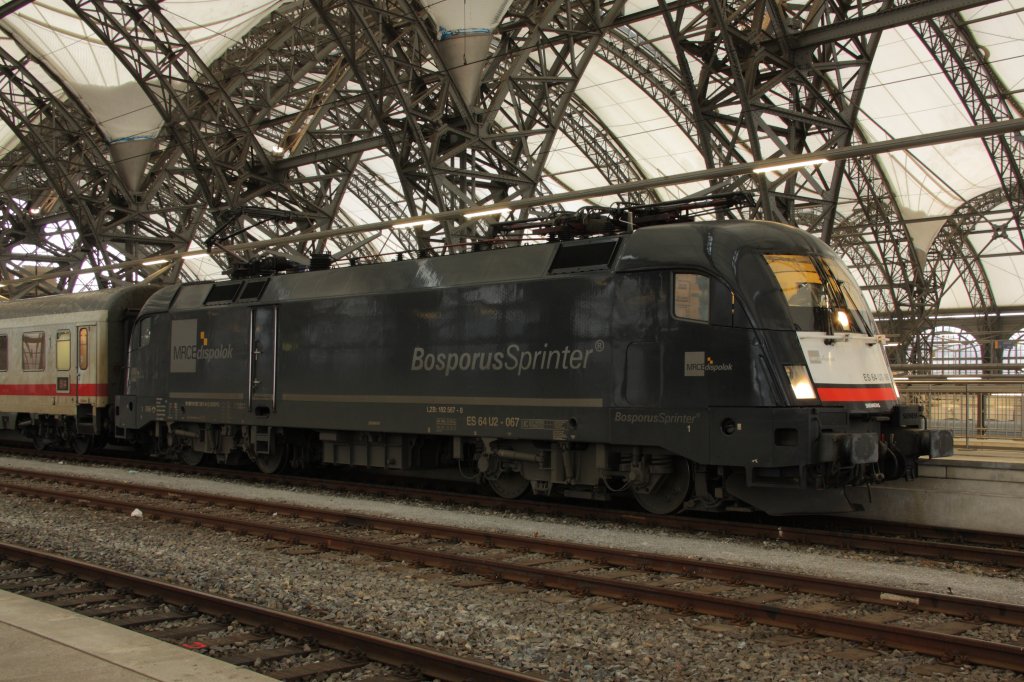 In Dresden Hbf wartet 182 567-8 mit EC 174 nach Hamburg-Altona auf die Abfahrt. Fotografiert am 23.01.2011. 